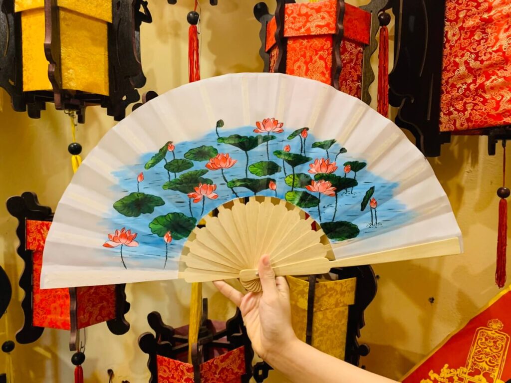 Experience in buying Vietnamese gifts for foreigners