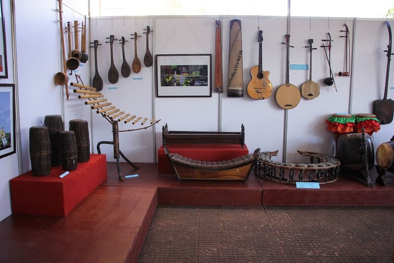 Vietnamese Souvenirs: Vietnamese Musical Instruments