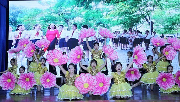 How Vietnamese students and teachers celebrate Teacher's Day