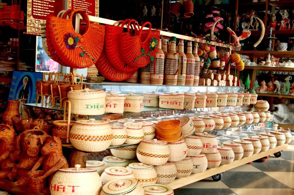 Kim Son Sedge Mats Village (Ninh Binh) is widely known for producing high-quality sedge handicraft products