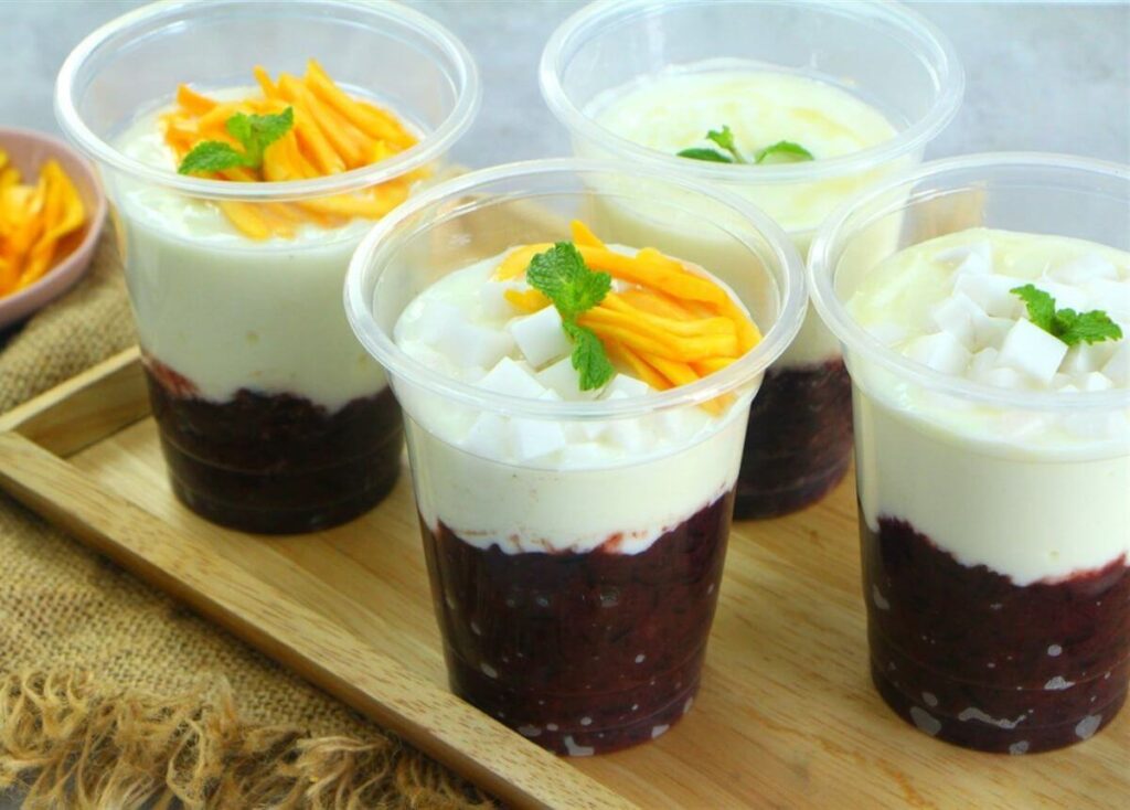 Yogurt with Fermented Sticky Rice is a classic Vietnamese dessert that mixed yogurt with fermented sticky rice